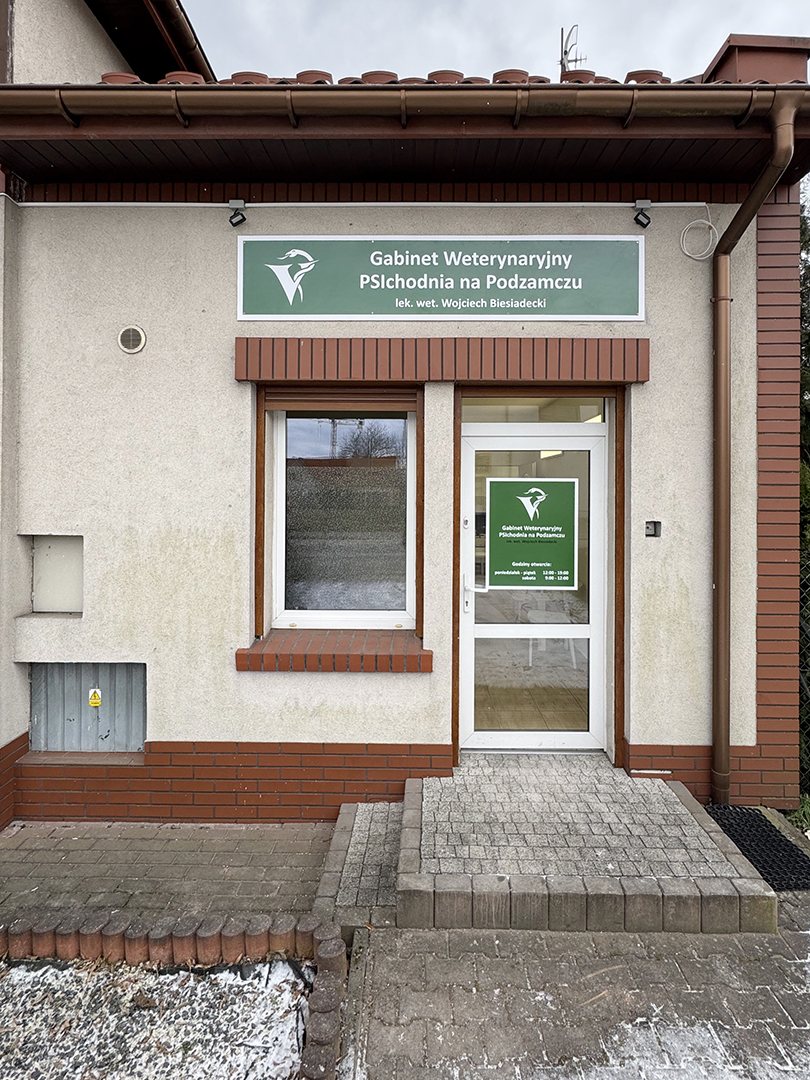 Budynek przy Podzamczu 3 w Wieruszowie z szyldem gabinetu weterynaryjnego