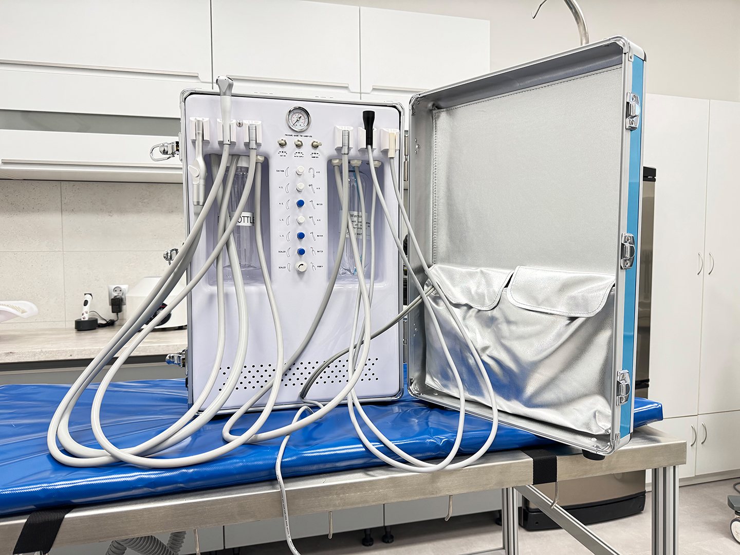 Przenośny zestaw stomatologiczny dla zwierząt rozłożony na stole zabiegowym