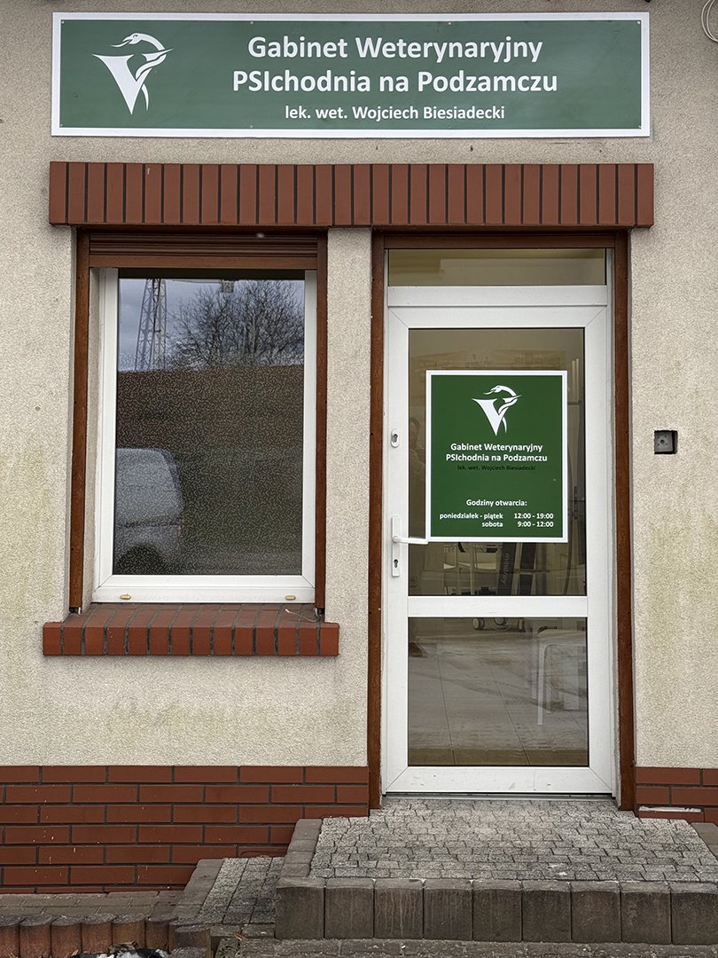 Wejście do gabinetu z zielonym szyldem PSIchodnia na Podzamczu i godzinami przyjęć na drzwiach